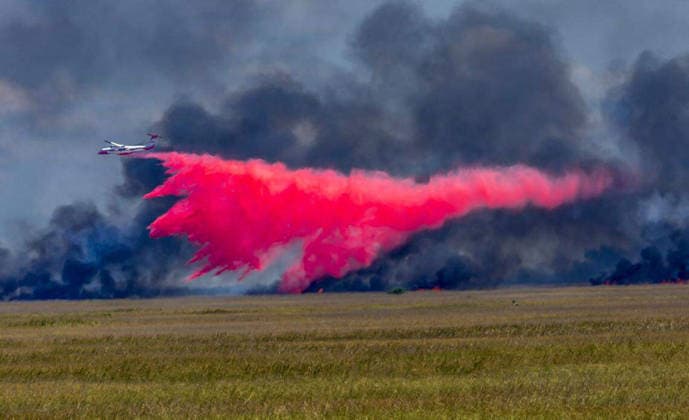 News Bilder des Tages #2 April 28, 2026: A plane drops fire retardant on a large wildfire on the south side of Tamiami Trail on Tuesday, April 28, 2026. - ZUMAm67_ 20260428_zaf_m67_008 Copyright: xPedroxPortalx