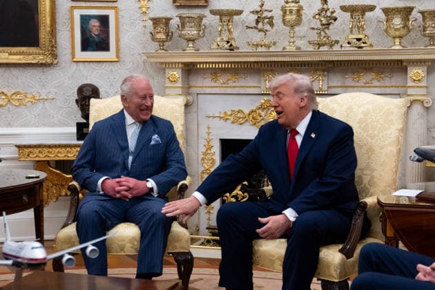 News Bilder des Tages #2 Trumps Welcome King Charles III and Queen Camilla United States President Donald J Trump and King Charles III of the United Kingdom of Great Britain and Northern Ireland and Queen Camilla meet in the Oval Office of the White House in Washington, DC, USA, on Tuesday, April 28, 2026. Credit: Allison Robbert Pool via CNP Washington District of Columbia United States of America EDITORIAL USE ONLY  Copyright: xx AdMediax admphotostwo985442