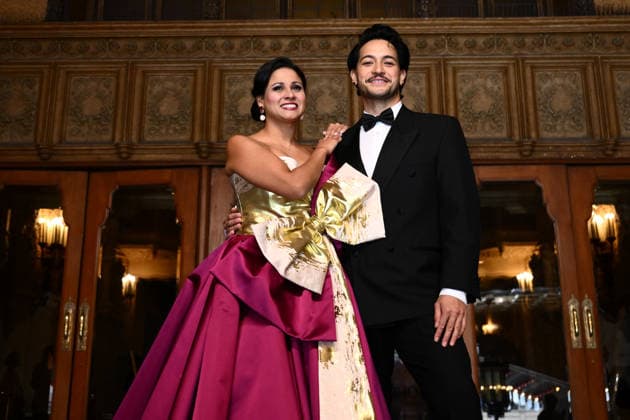 Entertainment Bilder des Tages #2 OPERA AUSTRALIA 70TH ANNIVERSARY, Australian soprano Stacey Alleaume (left) and and Tongan tenor Filipe Manu pose for a photo after performing for the public as part of Opera Australia™s 70th anniversary at the on the steps of the Regent Theatre in Melbourne, Wednesday, April 29, 2026. ( NO ARCHIVING MELBOURNE VICTORIA AUSTRALIA  Copyright: xJOELxCARRETTx 20260429159217229900