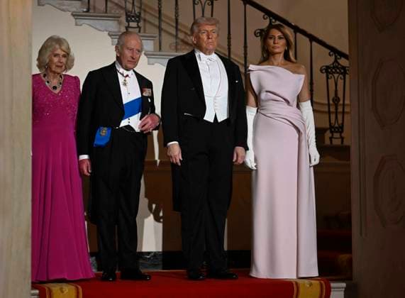 April 28, 2026, Washington, District Of Columbia, USA: WASHINGTON, DC - APRIL 28: President Donald Trump and first lady Melania Trump pose for a photo with Britain s King Charles III and Queen Camilla before a state dinner at the White House on Tuesday, April 28, 2026 in Washington, D.C. Charles spoke to a joint session of Congress earlier in the day, and attended several events with U.S. President Donald Trump Washington USA - ZUMAs152 20260428_faa_s152_302 Copyright: xCraigxHudsonx-xPoolxviaxCNPx