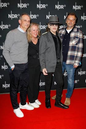 Gast, Christiane Hintz, Udo Lindenberg und Marc Brasse bei der Premiere des ARD-Dokumentarfilms Udo! Rebell. Rockstar. Ikone. in der Astor Filmlounge Hafencity. Hamburg, 28.04.2026