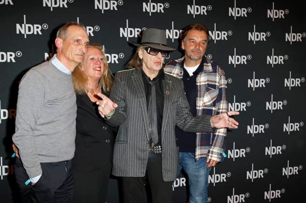 Gast, Christiane Hintz, Udo Lindenberg und Marc Brasse bei der Premiere des ARD-Dokumentarfilms Udo! Rebell. Rockstar. Ikone. in der Astor Filmlounge Hafencity. Hamburg, 28.04.2026