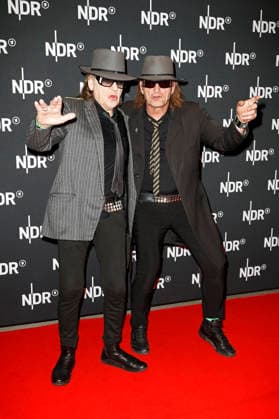 Udo Lindenberg mit Double bei der Premiere des ARD-Dokumentarfilms Udo! Rebell. Rockstar. Ikone. in der Astor Filmlounge Hafencity. Hamburg, 28.04.2026