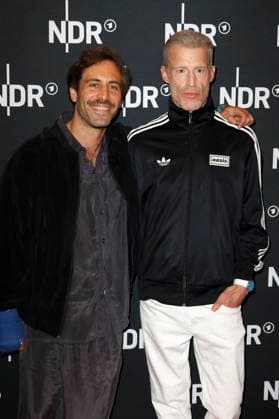 Max Giesinger und Benjamin von Stuckrad-Barre bei der Premiere des ARD-Dokumentarfilms Udo! Rebell. Rockstar. Ikone. in der Astor Filmlounge Hafencity. Hamburg, 28.04.2026