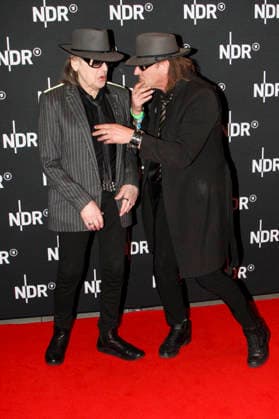 ABB LINDENBERG- Udo Gerhard Lindenberg mit einem Doppelgaenger auf dem roten Teppich bei der Kino Welt Premiere der ARD Dekou UDO Rebell Rockstar Ikone in der Astor Filmlounge in der Hafencity am 28.04.2026 in Hamburg Hamburg Deutschland