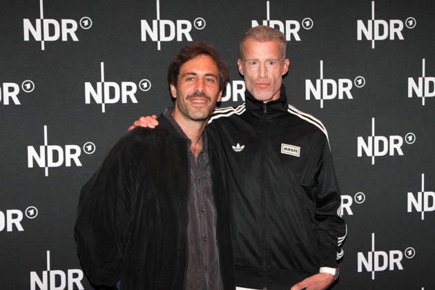 ABB LINDENBERG- Max Giesinger, Benjamin von Stuckrad-Barre mit einem Doppelgaenger auf dem roten Teppich bei der Kino Welt Premiere der ARD Dekou UDO Rebell Rockstar Ikone in der Astor Filmlounge in der Hafencity am 28.04.2026 in Hamburg Hamburg Deutschland