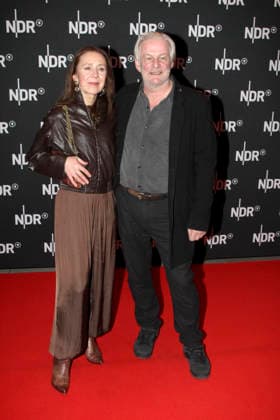 ABB LINDENBERG- Aida Sikira Herbrechter, Max Herbrechter, auf dem roten Teppich bei der Kino Welt Premiere der ARD Dekou UDO Rebell Rockstar Ikone in der Astor Filmlounge in der Hafencity am 28.04.2026 in Hamburg Hamburg Deutschland