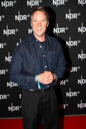 ABB LINDENBERG- Matthias Schloo auf dem roten Teppich bei der Kino Welt Premiere der ARD Dekou UDO Rebell Rockstar Ikone in der Astor Filmlounge in der Hafencity am 28.04.2026 in Hamburg Hamburg Deutschland