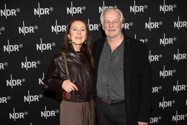 ABB LINDENBERG- Aida Sikira Herbrechter, Max Herbrechter, auf dem roten Teppich bei der Kino Welt Premiere der ARD Dekou UDO Rebell Rockstar Ikone in der Astor Filmlounge in der Hafencity am 28.04.2026 in Hamburg Hamburg Deutschland