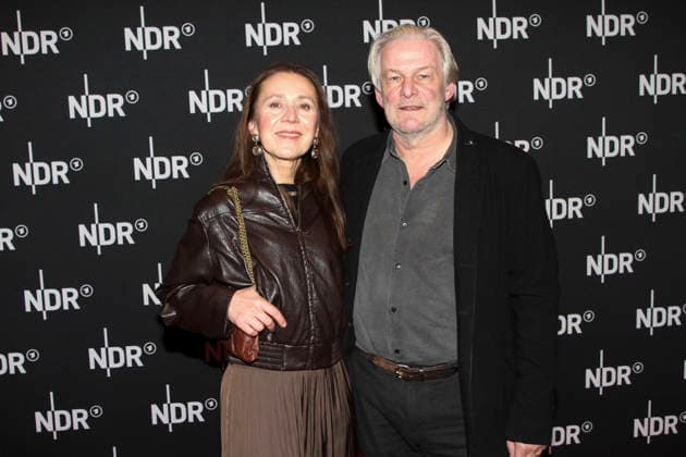 ABB LINDENBERG- Aida Sikira Herbrechter, Max Herbrechter, auf dem roten Teppich bei der Kino Welt Premiere der ARD Dekou UDO Rebell Rockstar Ikone in der Astor Filmlounge in der Hafencity am 28.04.2026 in Hamburg Hamburg Deutschland