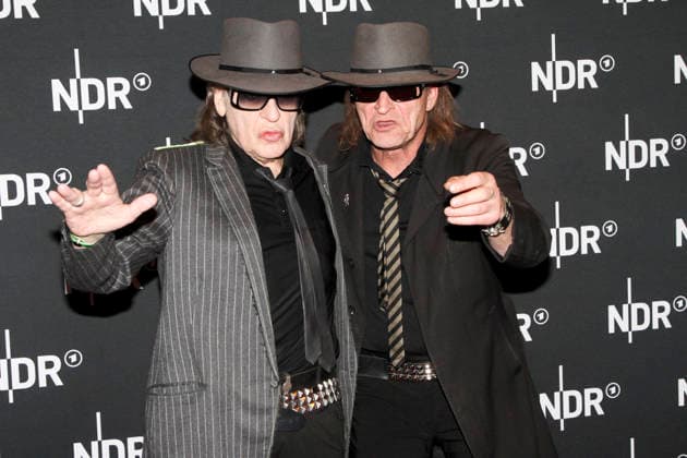 ABB LINDENBERG- Udo Gerhard Lindenberg mit einem Doppelgaenger auf dem roten Teppich bei der Kino Welt Premiere der ARD Dekou UDO Rebell Rockstar Ikone in der Astor Filmlounge in der Hafencity am 28.04.2026 in Hamburg Hamburg Deutschland