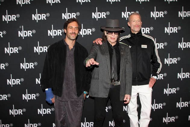 ABB LINDENBERG- Max Giesinger Udo Lindenberg, Benjamin von Stuckrad-Barre, auf dem roten Teppich bei der Kino Welt Premiere der ARD Dekou UDO Rebell Rockstar Ikone in der Astor Filmlounge in der Hafencity am 28.04.2026 in Hamburg Hamburg Deutschland