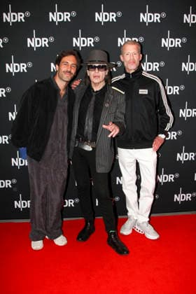 ABB LINDENBERG- Max Giesinger Udo Lindenberg, Benjamin von Stuckrad-Barre, auf dem roten Teppich bei der Kino Welt Premiere der ARD Dekou UDO Rebell Rockstar Ikone in der Astor Filmlounge in der Hafencity am 28.04.2026 in Hamburg Hamburg Deutschland