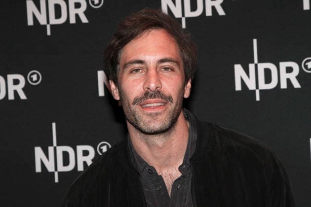 ABB LINDENBERG- Max Giesinger auf dem roten Teppich bei der Kino Welt Premiere der ARD Dekou UDO Rebell Rockstar Ikone in der Astor Filmlounge in der Hafencity am 28.04.2026 in Hamburg Hamburg Deutschland