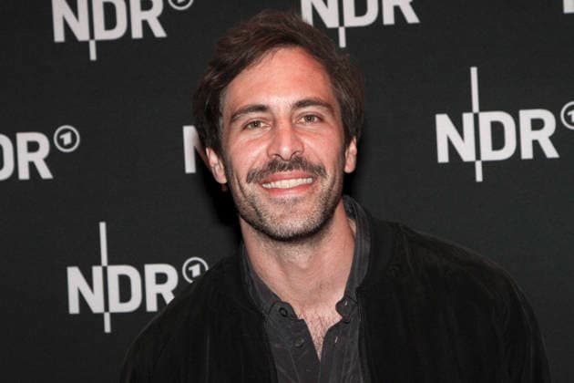 ABB LINDENBERG- Max Giesinger auf dem roten Teppich bei der Kino Welt Premiere der ARD Dekou UDO Rebell Rockstar Ikone in der Astor Filmlounge in der Hafencity am 28.04.2026 in Hamburg Hamburg Deutschland