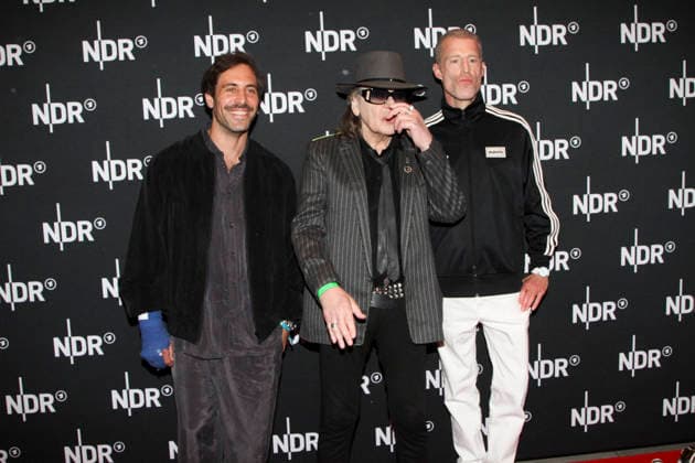 ABB LINDENBERG- Max Giesinger Udo Lindenberg, Benjamin von Stuckrad-Barre, auf dem roten Teppich bei der Kino Welt Premiere der ARD Dekou UDO Rebell Rockstar Ikone in der Astor Filmlounge in der Hafencity am 28.04.2026 in Hamburg Hamburg Deutschland