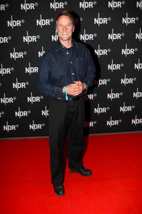 ABB LINDENBERG- Matthias Schloo auf dem roten Teppich bei der Kino Welt Premiere der ARD Dekou UDO Rebell Rockstar Ikone in der Astor Filmlounge in der Hafencity am 28.04.2026 in Hamburg Hamburg Deutschland