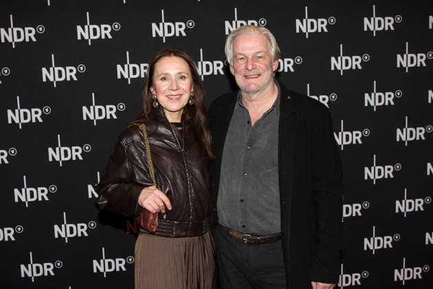 ABB LINDENBERG- Aida Sikira Herbrechter, Max Herbrechter, auf dem roten Teppich bei der Kino Welt Premiere der ARD Dekou UDO Rebell Rockstar Ikone in der Astor Filmlounge in der Hafencity am 28.04.2026 in Hamburg Hamburg Deutschland