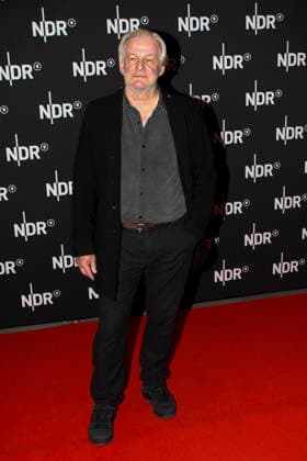 ABB LINDENBERG- Max Herbrechter, auf dem roten Teppich bei der Kino Welt Premiere der ARD Dekou UDO Rebell Rockstar Ikone in der Astor Filmlounge in der Hafencity am 28.04.2026 in Hamburg Hamburg Deutschland