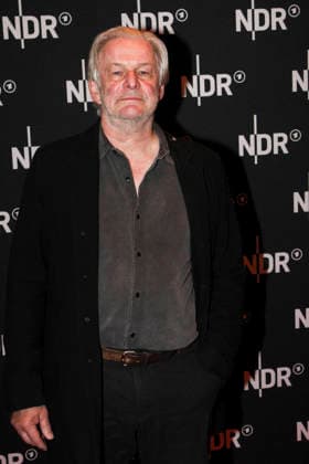 ABB LINDENBERG- Max Herbrechter, auf dem roten Teppich bei der Kino Welt Premiere der ARD Dekou UDO Rebell Rockstar Ikone in der Astor Filmlounge in der Hafencity am 28.04.2026 in Hamburg Hamburg Deutschland