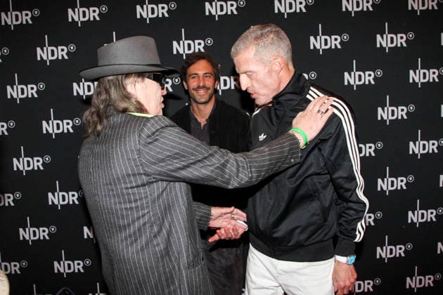 ABB LINDENBERG- Udo Lindenberg, Max Giesinger Benjamin von Stuckrad-Barre, auf dem roten Teppich bei der Kino Welt Premiere der ARD Dekou UDO Rebell Rockstar Ikone in der Astor Filmlounge in der Hafencity am 28.04.2026 in Hamburg Hamburg Deutschland