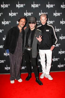 ABB LINDENBERG- Max Giesinger Udo Lindenberg, Benjamin von Stuckrad-Barre, auf dem roten Teppich bei der Kino Welt Premiere der ARD Dekou UDO Rebell Rockstar Ikone in der Astor Filmlounge in der Hafencity am 28.04.2026 in Hamburg Hamburg Deutschland