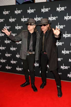 Udo Lindenberg mit Double bei der Premiere des ARD-Dokumentarfilms Udo! Rebell. Rockstar. Ikone. in der Astor Filmlounge Hafencity. Hamburg, 28.04.2026