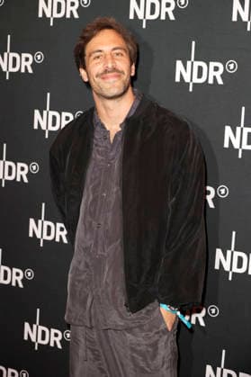Max Giesinger bei der Premiere des ARD-Dokumentarfilms Udo! Rebell. Rockstar. Ikone. in der Astor Filmlounge Hafencity. Hamburg, 28.04.2026