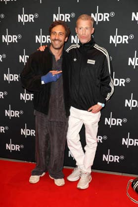 Max Giesinger und Benjamin von Stuckrad-Barre bei der Premiere des ARD-Dokumentarfilms Udo! Rebell. Rockstar. Ikone. in der Astor Filmlounge Hafencity. Hamburg, 28.04.2026