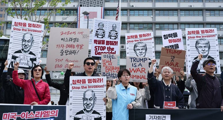 Anti-war demonstration outside US Embassy in Seoul Civic group activists holding placards take part in a Human Chain for Peace demonstration in front of the US Embassy in Seoul, South Korea, on April 29, 2026. The activists condemned the joint US-Israeli military operations in Iran and called for an immediate ceasefire as regional tensions continue to rise. Seoul South Korea  Copyright: xMatrixxImagesx xLeexSang-hoonx