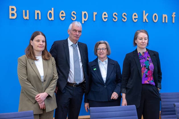 Forderungen der entwicklungspolitischen und humanitären Zivilgesellschaft für die finanzielle Ausstattung der internationalen Zusammenarbeit im Bundeshaushalt 2027. Deutschland, Berlin am 29. April 2026: Vier große Nichtregierungsorganisationen Oxfam Deutschland e.V., Deutsche Welthungerhilfe e.V., die Entwicklungsorganisation ONE und VENRO e.V. haben auf einer Pressekonferenz gemeinsam den Erhalt der Finanzierung für entwicklungspolitische und humanitäre Projekte der Zivilgesellschaft gefordert. Im Bild von Links nach Rechts: Lisa Ditlmann, Deutschland-Direktorin Entwicklungsorganisation ONE Michael Herbst (CMB, Christoffel-Blindenmission) Vorstandsmitglied VENRO e.V. Marlehn Thieme, Präsidentin Deutsche Welthungerhilf