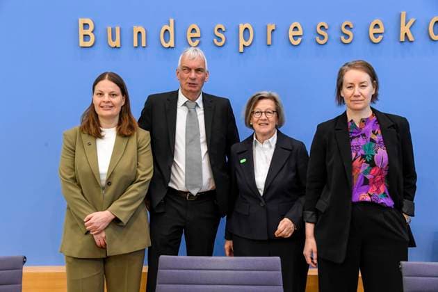 ABB BPK-HAUSHALT- Lisa Ditlmann, Deutschland-DirektorinEntwicklungsorganisation ONE Michael Herbst, Vorstandsmitglied VENRO e.V. Marlehn Thieme, Praesidentin Deutsche Welthungerhilfe e.V. Charlotte Becker, Vorstaendin Oxfam Deutschland e.V. Thema- Forderungen entwicklungspolitischen und humanitaeren Zivilgesellschaft für die finanzielle Ausstattung der internationalen Zusammenarbeit im Bundeshaushalt 2027 Bundespressekonferenz - BPK Berlin am 29.04.2026 Berlin Deutschland *** ABB BPK BUDGET Lisa Ditlmann, Germany DirectorDevelopment Organization ONE Michael Herbst, Board Member VENRO e V Marlehn Thieme, President Deutsche Welthungerhilfe e V Charlotte Becker, Chairwoman Oxfam Germany e V Topic Demands of development policy and humanitarian