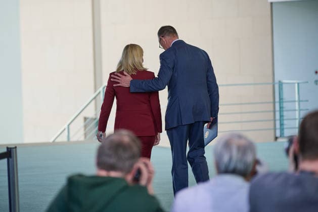 Bundeskanzler Friedrich Merz (CDU) (rechts im Bild) und Gesundheitsministerin Nina Warken (CDU) (links im Bild) verlassen eine Pressekonferenz, auf der sie am 29.04.2026 im Bundeskanzleramt die Hauptstadtpresse ueber die im Bundeskabinett beschlossenen Aenderungen und Kuerzungen im Gesundheitssystem informiert haben. Das Bundeskabinett hat die Krankenkassenreform auf den Weg gebracht. Merz nennt die Einigung historisch und hofft auf einen schnellen Beschluss im Bundestag. Die Reform soll die angespannte Finanzlage bei der gesetzlichen Krankenversicherung stabilisieren. Durch eine Reihe von Massnahmen sollen die Einnahmen der Krankenkassen erhoeht und die Ausgaben gesenkt werden. Ziel ist es, eine Erhoehung der Beitraege zu vermeiden. Bund Copyright: epd-bild ChristianxDitsch D26D0429BundesregGesundheitssystem115232