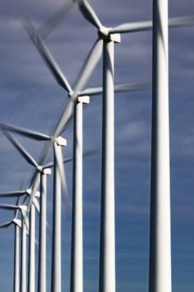 Eine Reihe sich drehender, rotierender Windräder mit Bewegungsunschärfe vor blauem Himmel mit Wolken, Langzeitbelichtung, Windkraft, Windenergie, erneuerbare Energie, Schagen, Nordholland, Niederlande A series of spinning, rotating wind turbines with motion blur against a blue sky with clouds, long exposure, wind power, wind energy, renewable energy, Schagen, North Holland, the Netherlands Copyright: imageBROKER JanxTepass ibxjte17367635.jpg