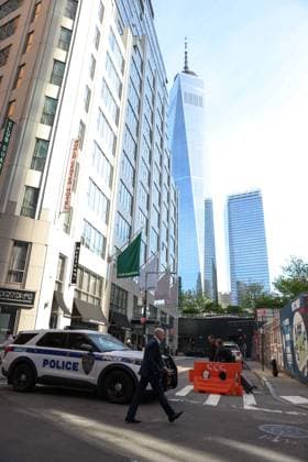 Visit of King Charles III and Queen Camilla in New York, United States. Security measures and roadblocks around the 9 11 Museum in New York City on Wednesday, September 29th. King Charles and his wife Queen Camilla pay tribute to the victims of the 2001 attacks. NEW YORK NY UNITED STATES Copyright: xVANESSAxCARVALHOx