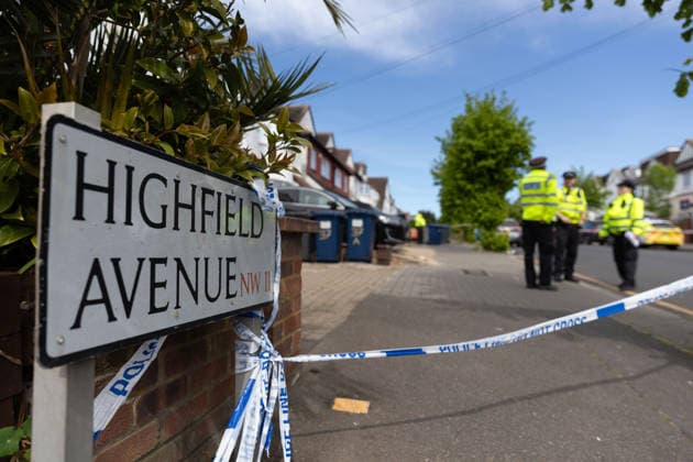 April 29, 2026, London, England, United Kingdom: Police officers secure a cordoned area on Highfield Avenue in Golders Green, a north London area home to a large Jewish community, following a stabbing incident on 29 April 2026 in which two people were stabbed and a suspect was arrested. Emergency services attended the scene as police investigations continued. London United Kingdom  - ZUMAa279 20260429_zsp_a279_027 Copyright: xZeynepxDemirxAslimx