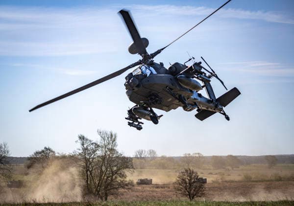 REVINGEHED 2026-04-29 Nederländska Boeing AH-64 Apache attackhelikoptrar framrycker tillsammans med svenska bandvagnar av typen Bandvagn 208 (bv 208) vid stridsuppvisningen under onsdagens pressdag för militärövningen Aurora 26 pa övningsfältet Revingehed utanför Lund i Skane. Övningen pa Revingehed inkluderar tva svenska bataljoner, Nederländska AH-64 attackhelikoptrar, franska förband och fokus är lärdomar fran kriget i Ukraina inkluderande bland annat telekrig och drönare. REVINGEHED SVERIGE x50090x *** REVINGEHED 2026 04 29 Dutch Boeing AH 64 Apache attack helicopters advance together with Swedish tracked vehicles of the type Bandvagn 208 bv 208 at the combat display during Wednesdays press day for the military exe  Copyright: xJohanxNilssonx xTTx MILITÄRÖVNINGEN AURORA 26 REVINGEHED UfE0yfCDKGM