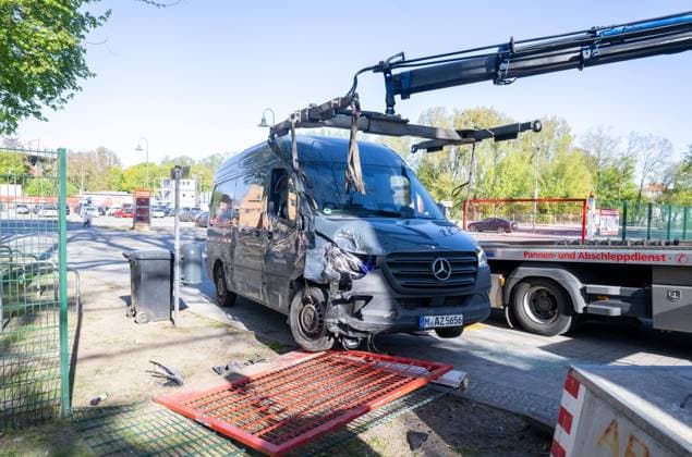 Berlin, Stadtbild, Polizeieinsatz im Stadion An der Alten Försterei nach Schießerei, im Bild: das beschädigte Fluchtauto blieb an der Befestigung der Baustellenampel hängen, 29.04. 2026, *** Berlin, cityscape, police operation in the stadium An der Alten Försterei after a shooting, in the picture the damaged getaway car got stuck on the attachment of the construction site traffic light, 29 04 2026, Copyright: xMatthiasxKochx *** Berlin, cityscape, police operation in the stadium An der Alten Försterei after a shooting, in the picture the damaged getaway car got stuck on the attachment of the construction site traffic light, 29 04 2026, Berlin, cityscape, police operation in the stadium An der Alten Försterei after a shooting, in the picture Copyright: xIMAGO MatthiasxKochx