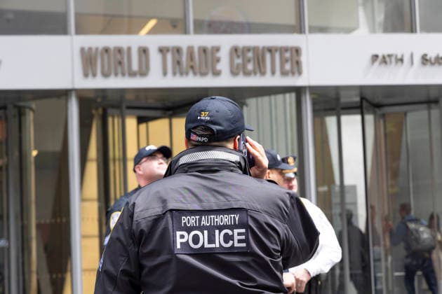 April 29, 2026, New York, New York, USA: The Sept. 11 Memorial is closed to visitors and tourists for a visit from King Charles III and Queen Camilla. Port Authority Police officers patrol the area. New York USA  - ZUMAr174 20260429_znp_r174_006 Copyright: xGinaxMxRandazzox