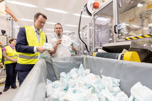 Ministerpräsident Hendrik Wüst besucht Procter & Gamble-Werk in Euskirchen Ministerpräsident Hendrik Wüst (CDU, MdL) besucht das Werk von Procter & Gamble in Euskirchen. Anlass ist das 50-jährige Bestehen der Pampers-Produktion in Deutschland. Der Standort zählt zu den weltweit größten Produktionsstandorten des Konzerns und ist unter anderem eine wichtige Fabrik für Pampers-Windeln und Feuchttücher sowie ein europäisches Logistik- und Distributionszentrum. In den vergangenen Jahren investierte Procter & Gamble nahezu 100 Millionen Euro in die Modernisierung und Erweiterung des Werks Euskirchen Nordrhein-Westfalen Deutschland *** Minister President Hendrik Wüst visits Procter Gamble plant in Euskirchen Minister President Hendrik Copyright: xMarcxJohnx