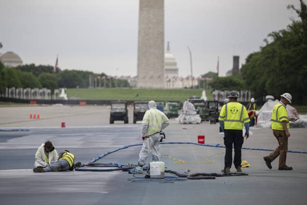 US President Donald Trump ordered the basin of the Lincoln Memorial Reflecting Pool to be painted blue WASHINGTON DC, UNITED STATES - APRIL 29: Workers spray a blue coating on the basin of the Lincoln Memorial Reflecting Pool following an order by US President Donald Trump, in Washington, DC, on April 29, 2026. Celal Gunes Anadolu Washington DC United States. Editorial use only. Please get in touch for any other usage.  Copyright: x2026xAnadoluxCelalxGunesx