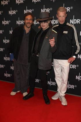 RECORD DATE NOT STATED PREMIERE UDO. REBELL. ROCKSTAR 28.04.2026 Max Giesinger, Udo Lindenberg, Benjamin von Stuckrad-Barre, Premiere des Films UDO. Rebell. Rockstar. in der Astor Filmlounge in der Hafencity, Hamburg, 28.04.2026 *** PREMIERE UDO REBELL ROCKSTAR 28 04 2026 Max Giesinger, Udo Lindenberg, Benjamin von Stuckrad Barre, Premiere of the film UDO Rebell Rockstar at the Astor Filmlounge in Hafencity, Hamburg, 28 04 2026 Copyright: xEventpressxMPx