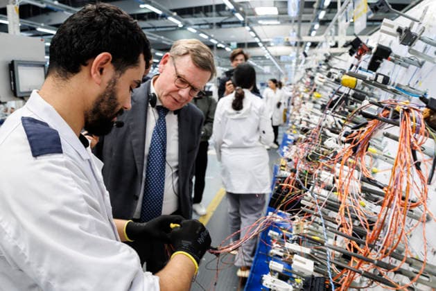 Johann Wadephul (CDU), Bundesaussenminister, reist nach Marokko. Hier beim Besuch des deutschen Automobielzulieferer SE Bordnetze Maroc S.A.R.L. Rabat, 29.04.2026. Fotografiert im Auftrag des Auswaertigen Amtes Rabat Marokko *** Johann Wadephul CDU , Federal Foreign Minister, travels to Morocco Here during a visit to the German automotive supplier SE Bordnetze Maroc S A R L Rabat, 29 04 2026 Photographed on behalf of the Federal Foreign Office Rabat Morocco Copyright: xThomasxImo AAx