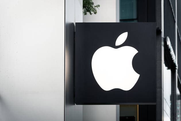 Seoul, South Korea April 28, 2026: Apple logo at a store in Seoul. The US technology company™s trademark symbolizes global brand presence, the electronics industry, and international trade *** Logo von Apple an einem Store in Seoul. Das Markenzeichen des US-Technologiekonzerns steht für globale Markenpräsenz, Elektronikindustrie und internationalen Handel