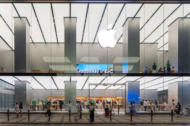 People s Republic of China, Hong Kong April 26, 2026: The modern Apple Store in Hong Kong is bustling with customers shopping for technology. The scene symbolizes innovation, digitalization, and high demand for electronic products. *** Der moderne Apple Store in Hongkong zeigt viele Kunden beim Einkauf von Technik. Das Bild steht für Innovation, Digitalisierung und hohe Nachfrage nach elektronischen Produkten.