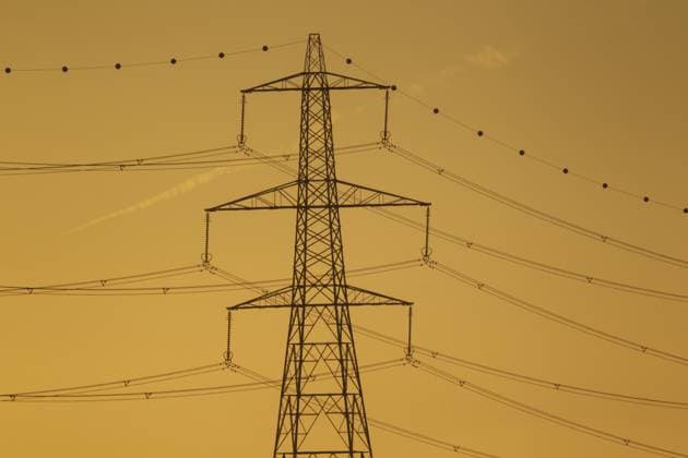 Strommasten und Kabelsilhouette bei Sonnenuntergang, Lincolnshire, England, Großbritannien Electricity power pylon and cables silhouette at sunset, Lincolnshire, England, United Kingdom Copyright: imageBROKER KevinxSawford ibxksa17230351.jpg