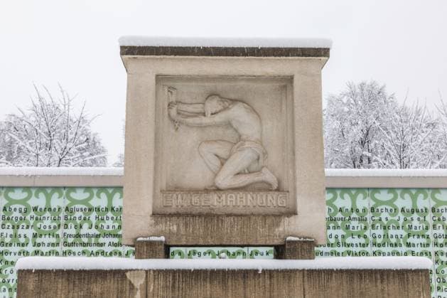 Friedensdenkmal, Denkmal für Opfer des Nationalsozialismus, hinten Schnee auf Bäumen, Leoben, Steiermark, Österreich Peace Memorial, Memorial to Victims of National Socialism, with snow on trees behind, Leoben, Styria, Austria Copyright: imageBROKER Karl-HeinzxSchein ibxksc16748508.jpg