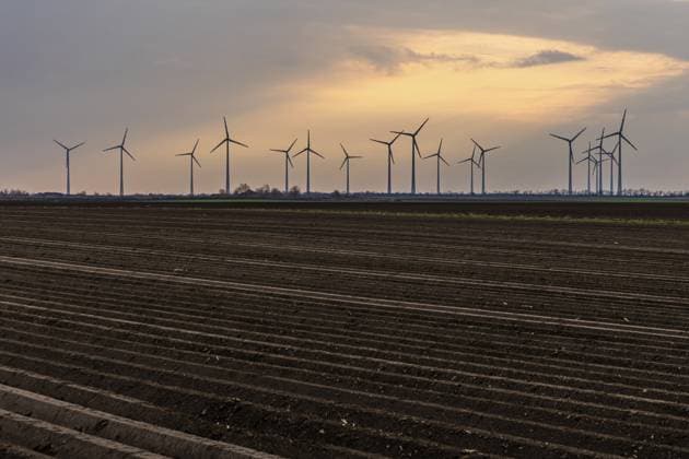 Morgenlicht und Wolkenstimmung, Ackerfläche und Windräder in einem Windpark, bei Frauenkirchen, Nationalpark Seewinkel, Burgenland, Österreich Morning light and cloud atmosphere, arable land and wind turbines in a wind farm, near Frauenkirchen, Seewinkel National Park, Burgenland, Austria Copyright: imageBROKER Karl-HeinzxSchein ibxksc17191699.jpg