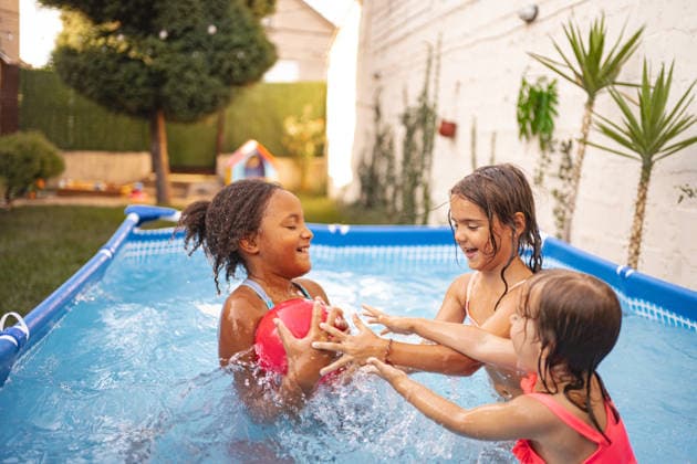 Drei Kinder, die in einem Swimmingpool im Garten mit einem Ball spielen Drei Kinder, die in einem Swimmingpool im Garten mit einem Ball spielen (License=RF) ,model released, Symbolfoto Copyright: xZoonar.com JelenaxCvetkovicx 24965079 ,model released, Symbolfoto ,property released