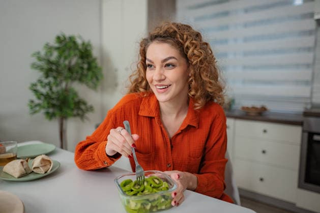 Eine Frau genießt in der Küche ein gesundes Frühstück mit Kiwis Eine Frau genießt in der Küche ein gesundes Frühstück mit Kiwis (License=RF) ,model released, Symbolfoto Copyright: xZoonar.com JelenaxCvetkovicx 24965996 ,model released, Symbolfoto ,property released